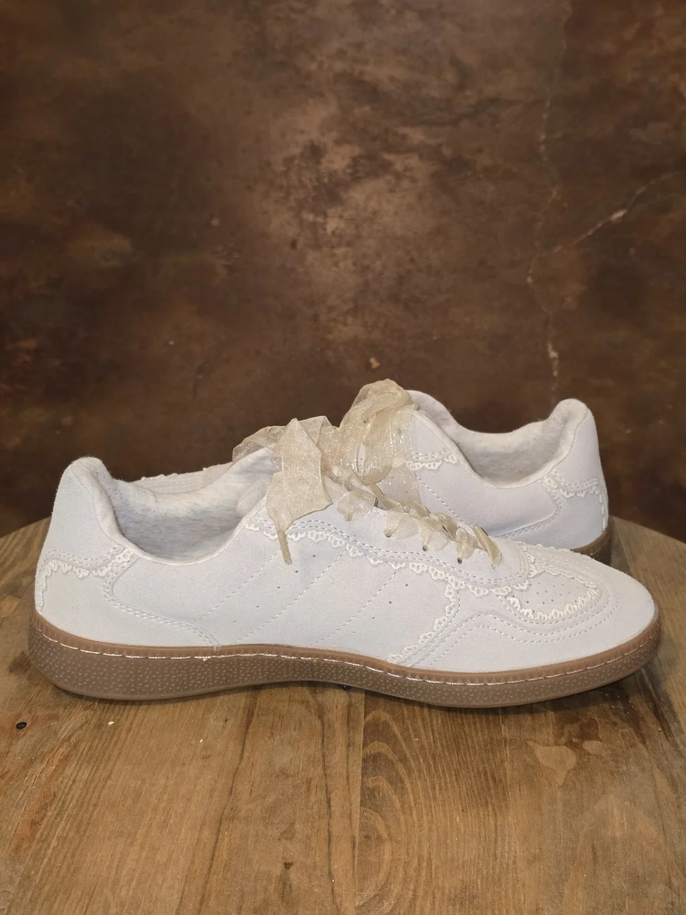 Cushionaire Belinda Beige Lace Trim Sneakers Ribbon Laces Women's Size 9